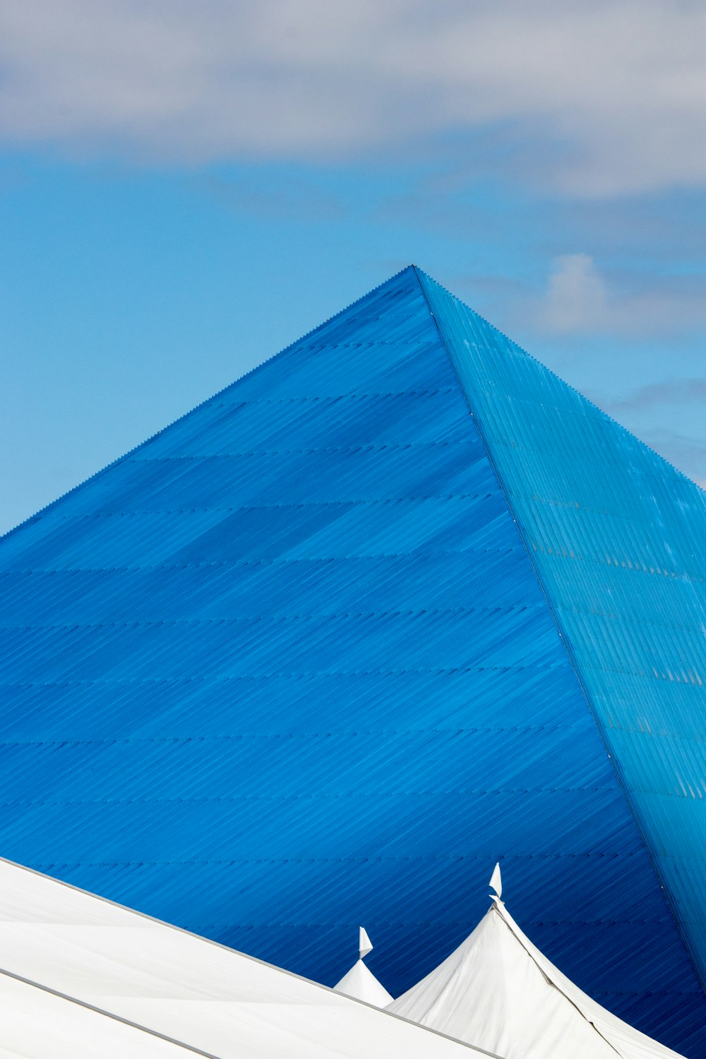 Marco da pirâmide azul