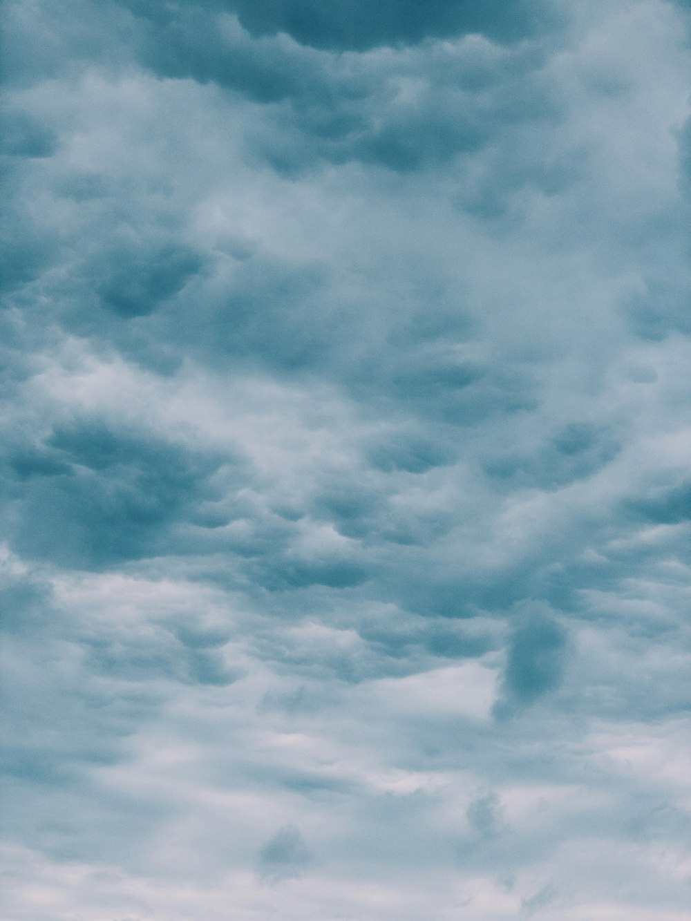 weißer und blau bewölkter Himmel tagsüber