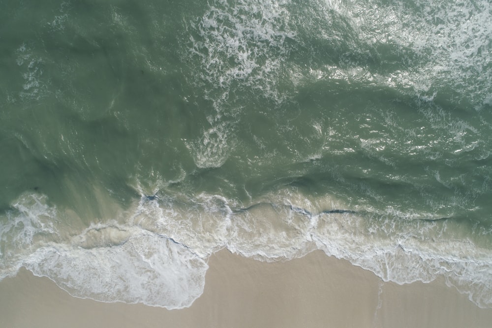 Meereswelle am Meeresufer mit weißem Sand