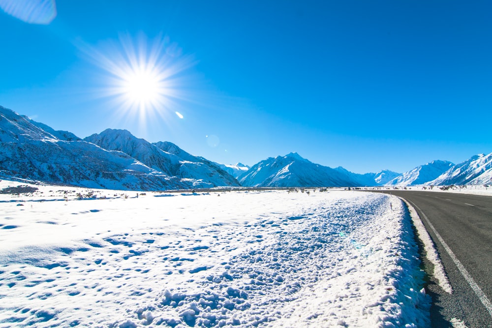 photographie de paysage de montagnes couvertes de neige