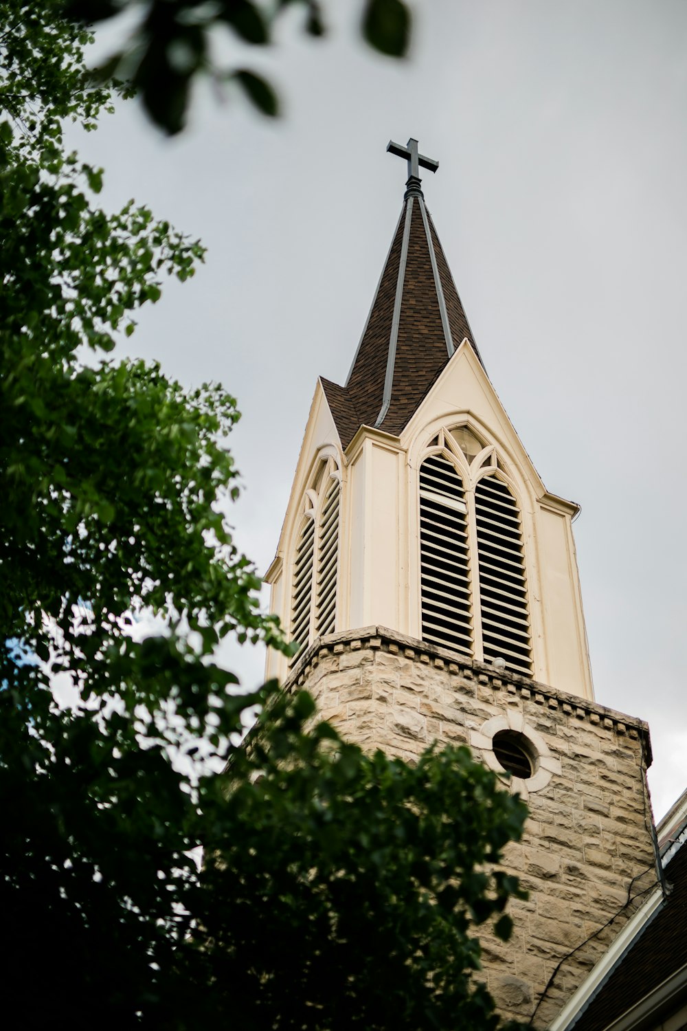 白い教会のローアングル写真