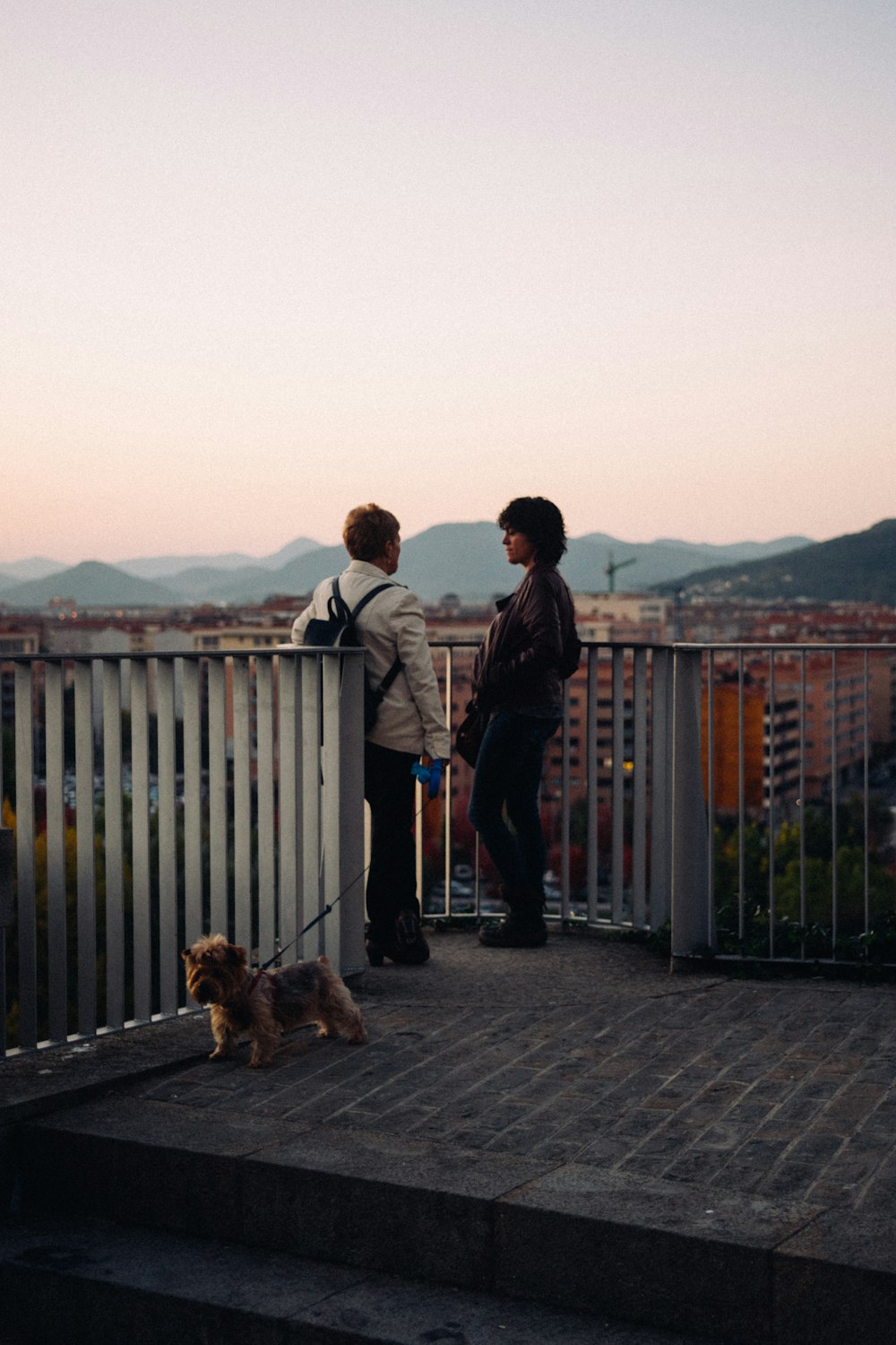 deux hommes qui parlent