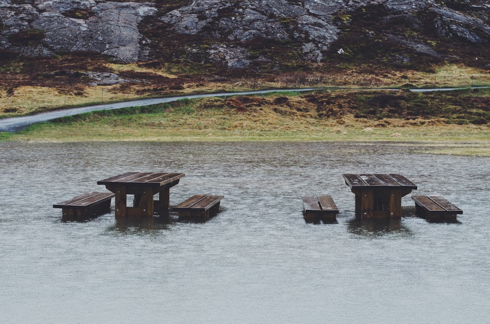 mesa de madeira marrom coberta no corpo de água