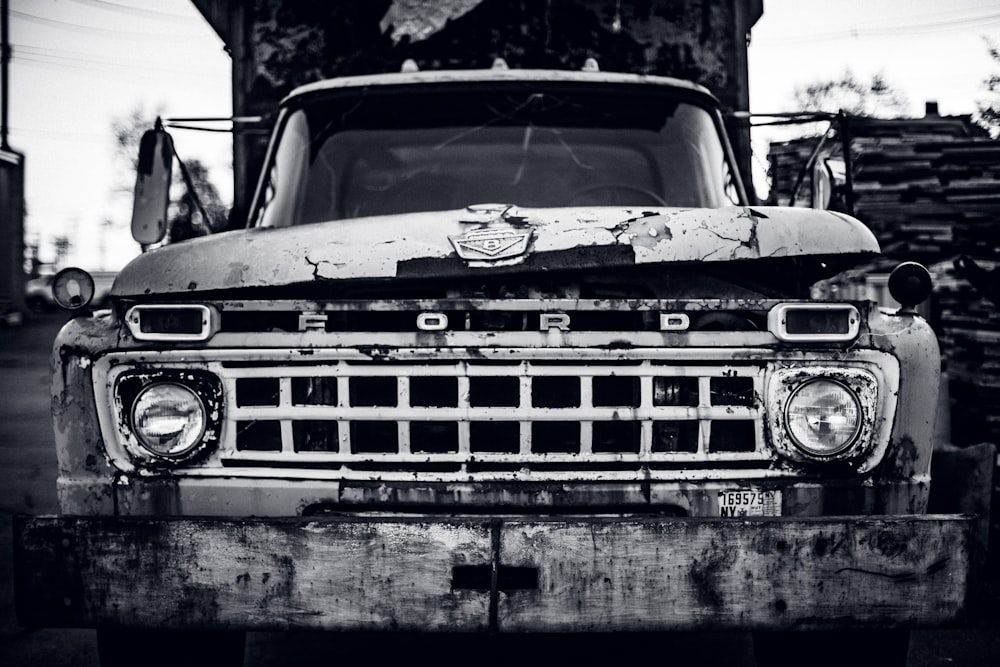 photographie en niveaux de gris d’un camion Ford