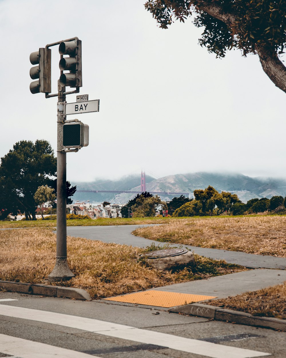 rule of thirds photography of traffic light