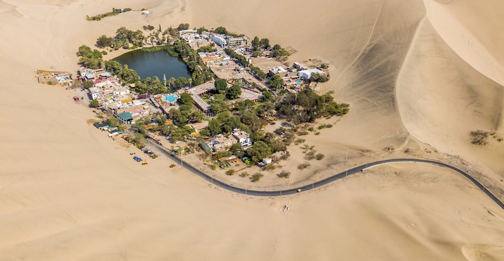 사막 한가운데있는 마을의 항공 사진