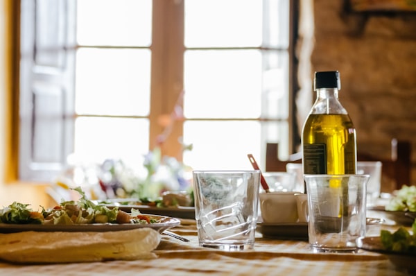 Aceite de Oliva Extra Virgen (AOVE) servido en una mesa familiar