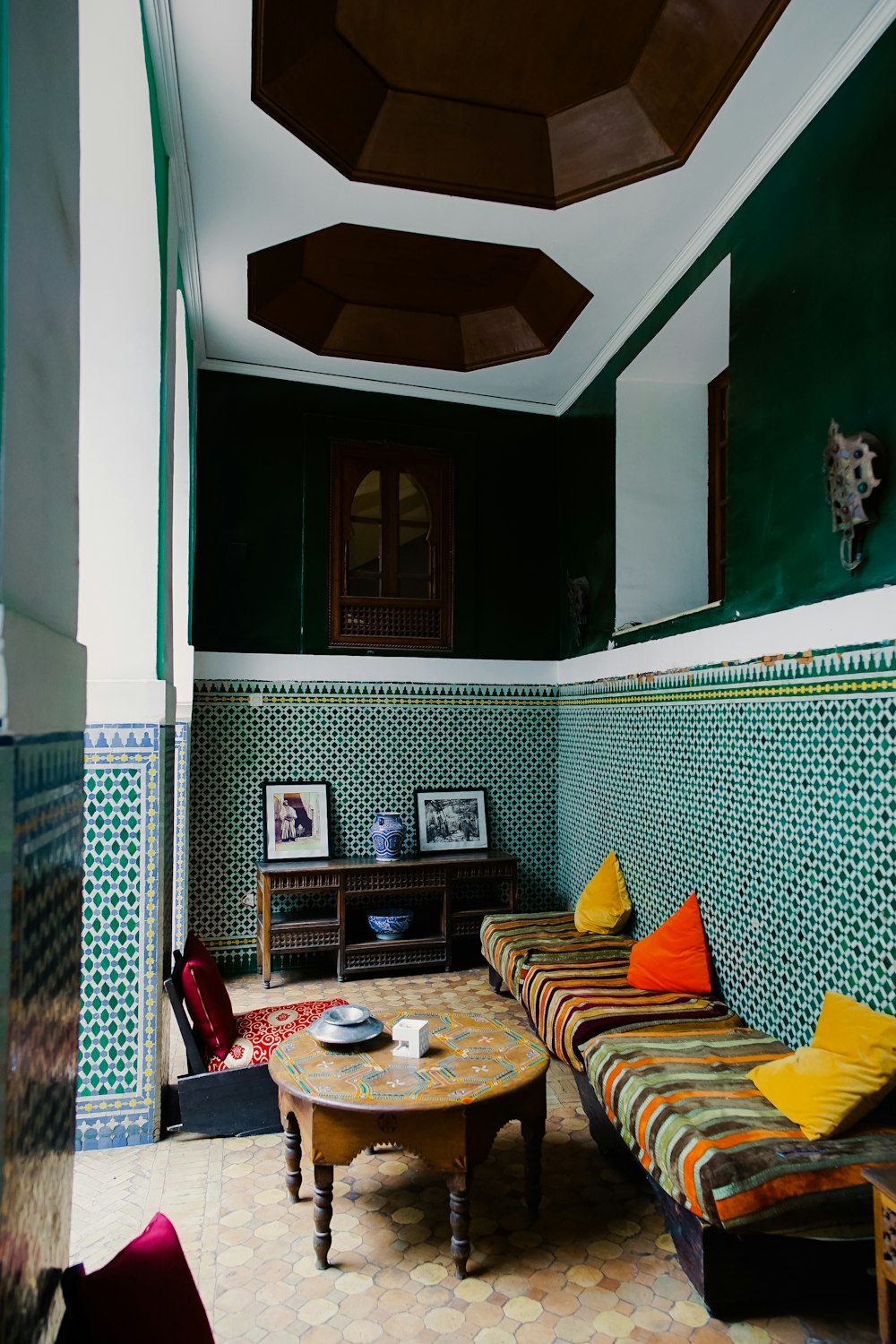 Table ronde en bois brun et chaises à l’intérieur de la chambre