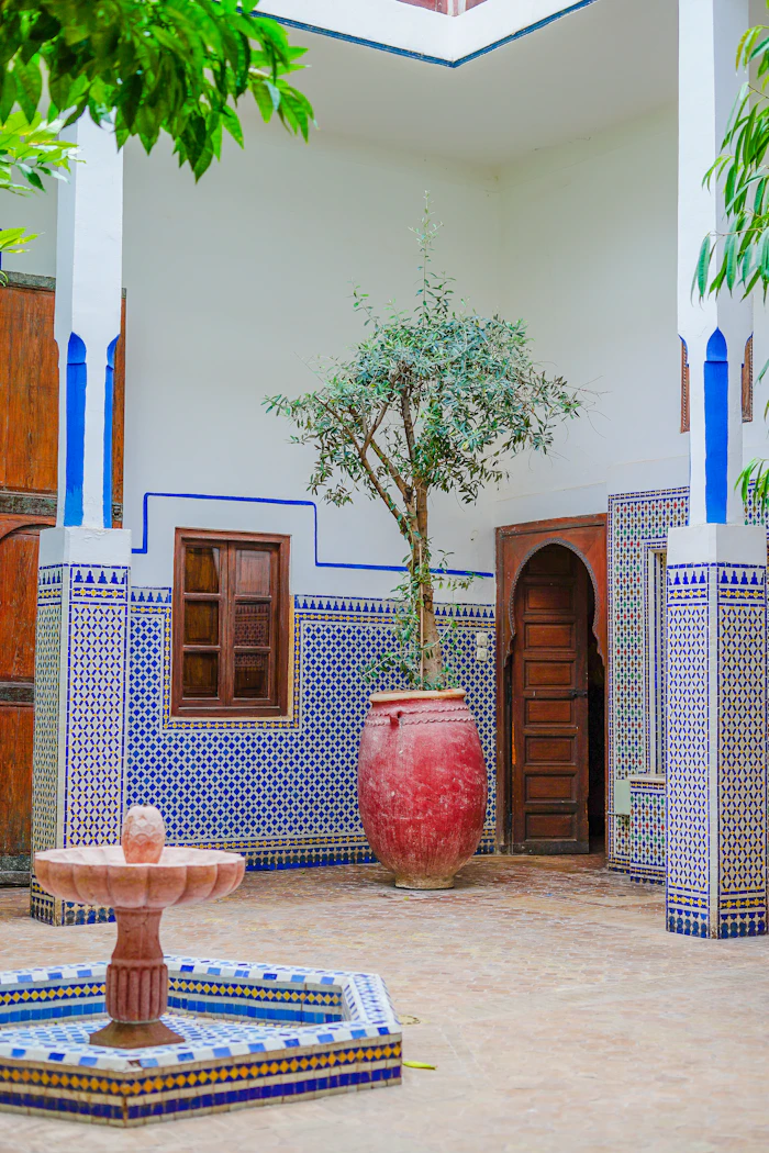 Salon marocain traditionnel avec zellige