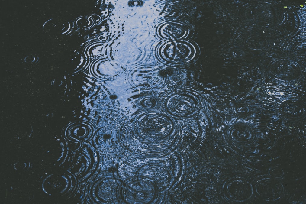 雨粒と暗い背景のイメージ