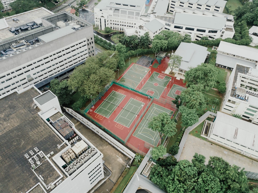 Fotografía aérea de edificios blancos durante el día