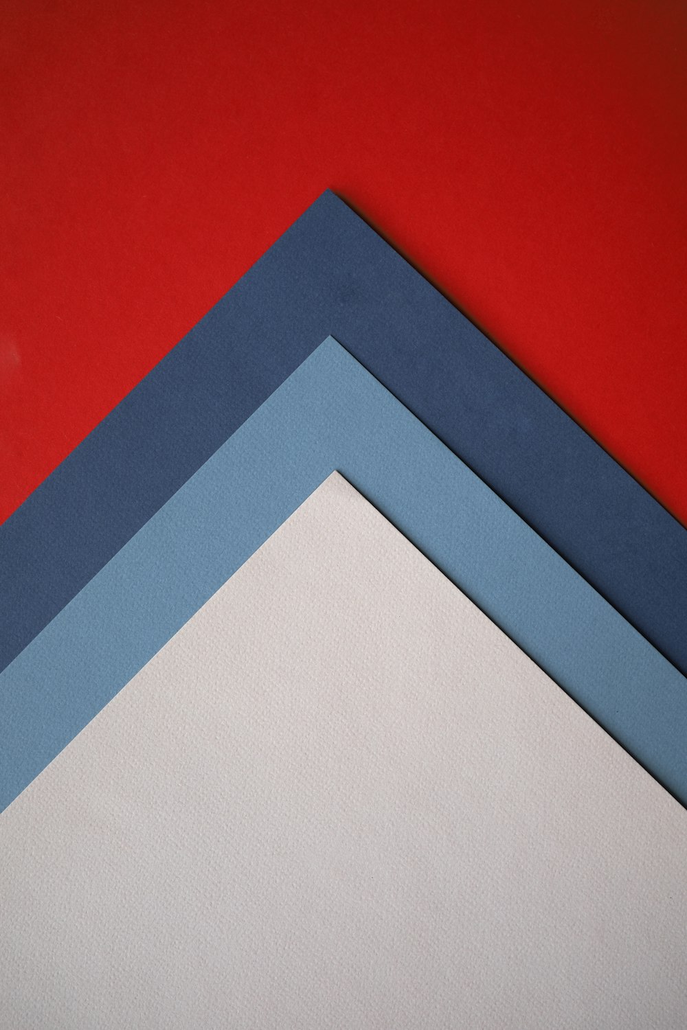 Un primer plano de tres colores diferentes de papel