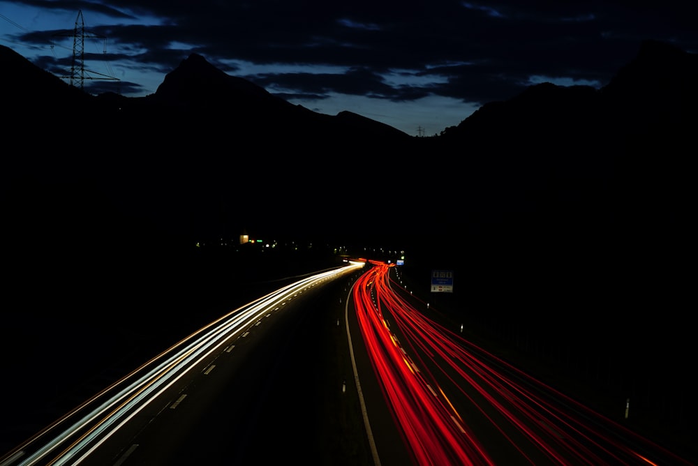 Foto aérea de la carretera durante la noche