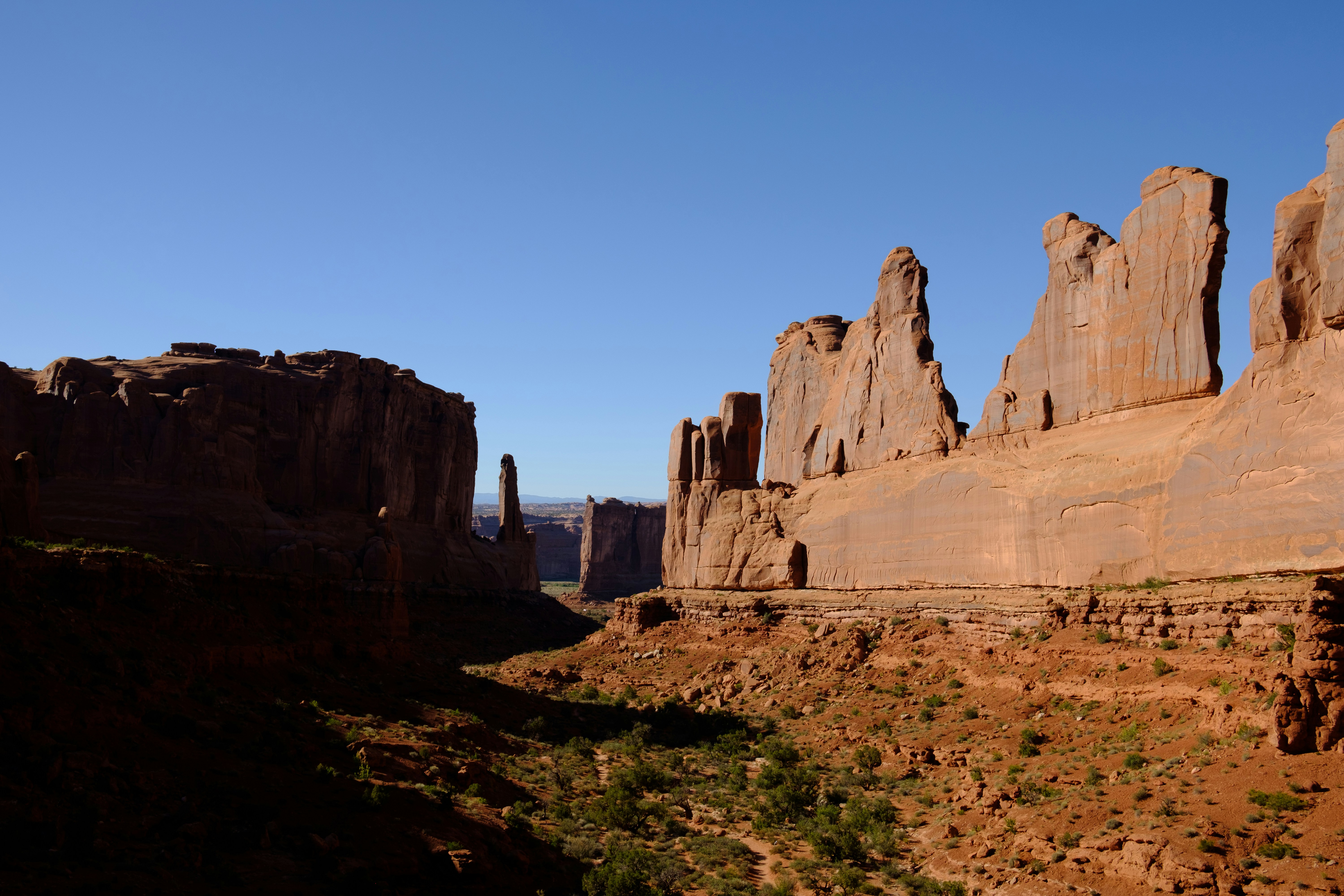 青空の下の茶色の岩層