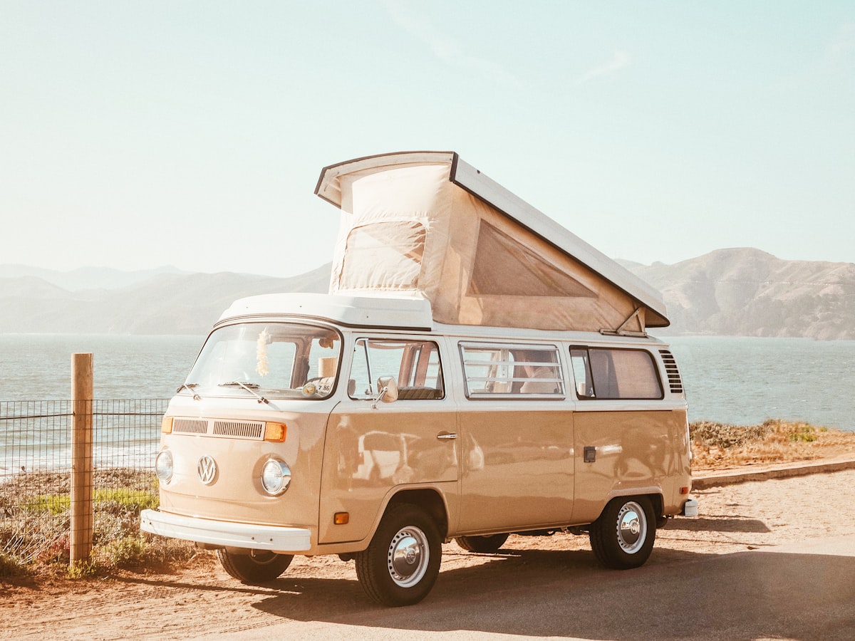 Camperizar una furgoneta para dos personas: qué cambia en cama, agua y electricidad