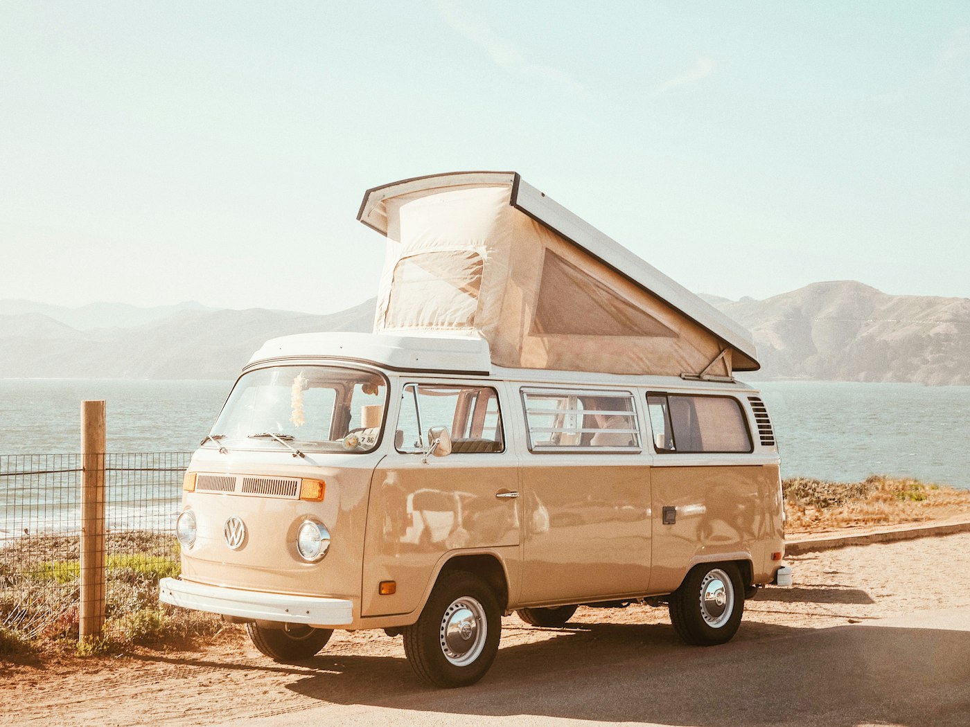 Modernes Wohnmobil auf malerischer Bergstraße