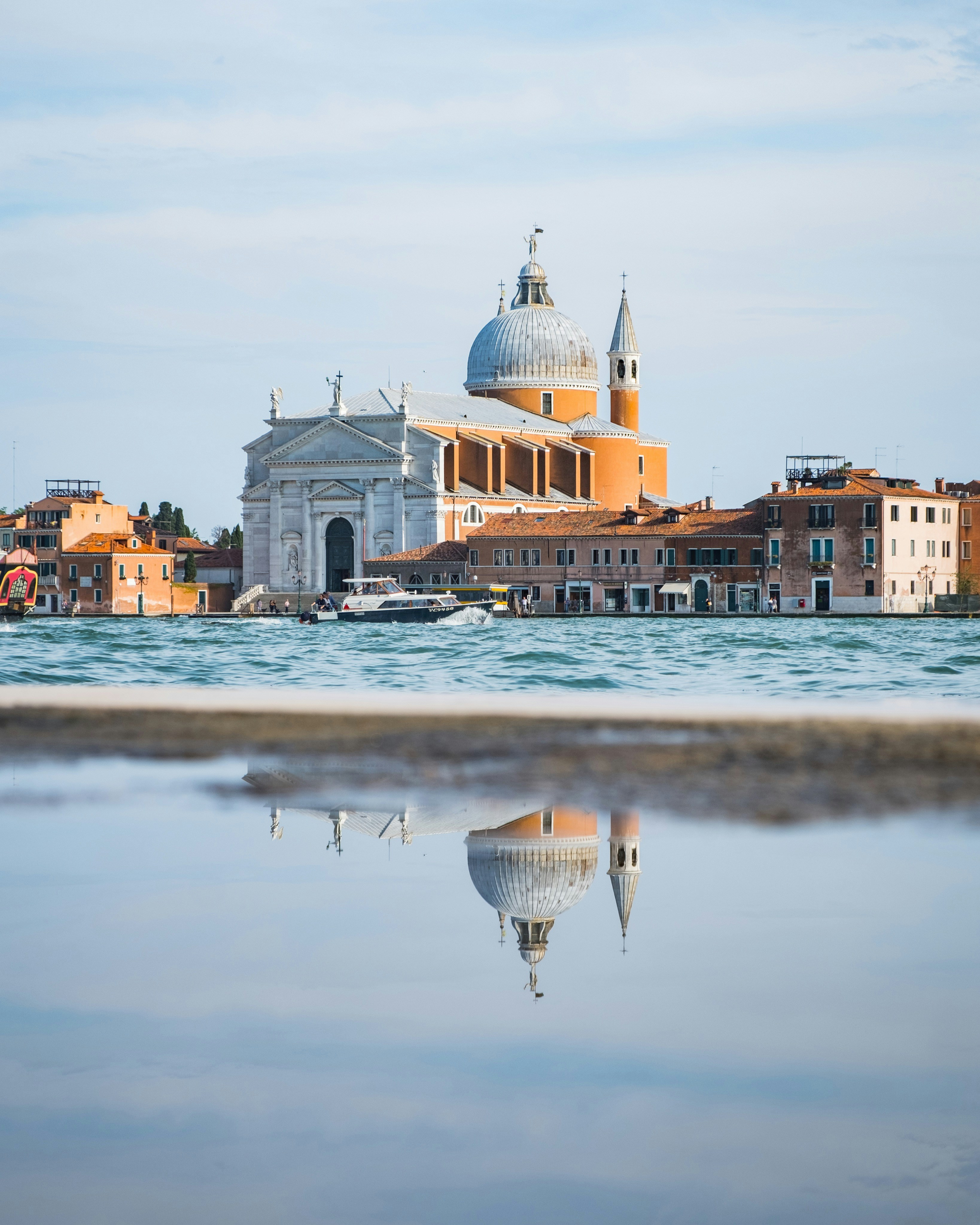 Landschaftsfotografie der braunen und grauen Moschee