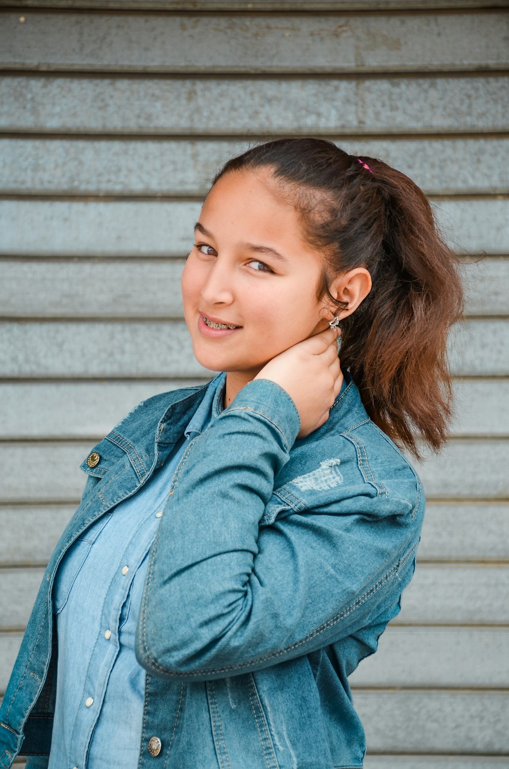 menina vestindo jeans azul