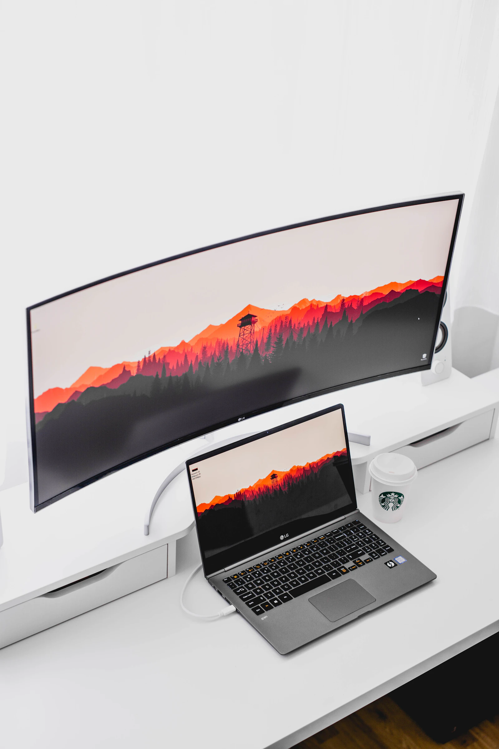 Ordinateur portable connecté à un moniteur externe sur un bureau