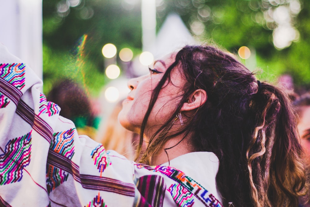 La mujer lleva vestido