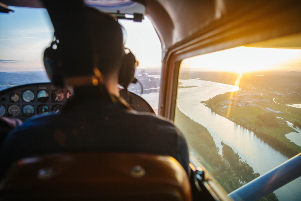 Vue du cockpit de l’hélicoptère au-dessus de la rivière