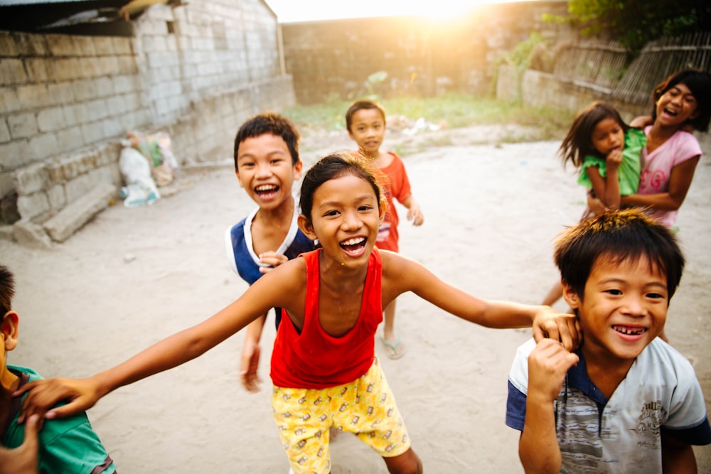 grupo de niños riendo juntos