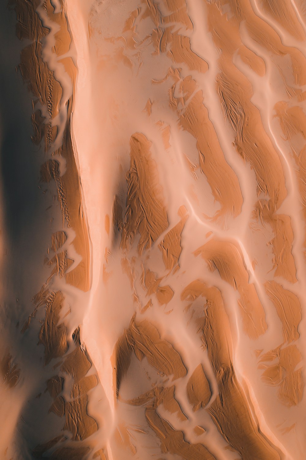 un gros plan d’une dune de sable avec un fond de ciel