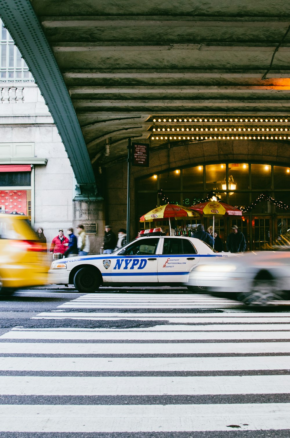 Fotografía de lapso de tiempo de un coche de policía de Nueva York en un carril peatonal