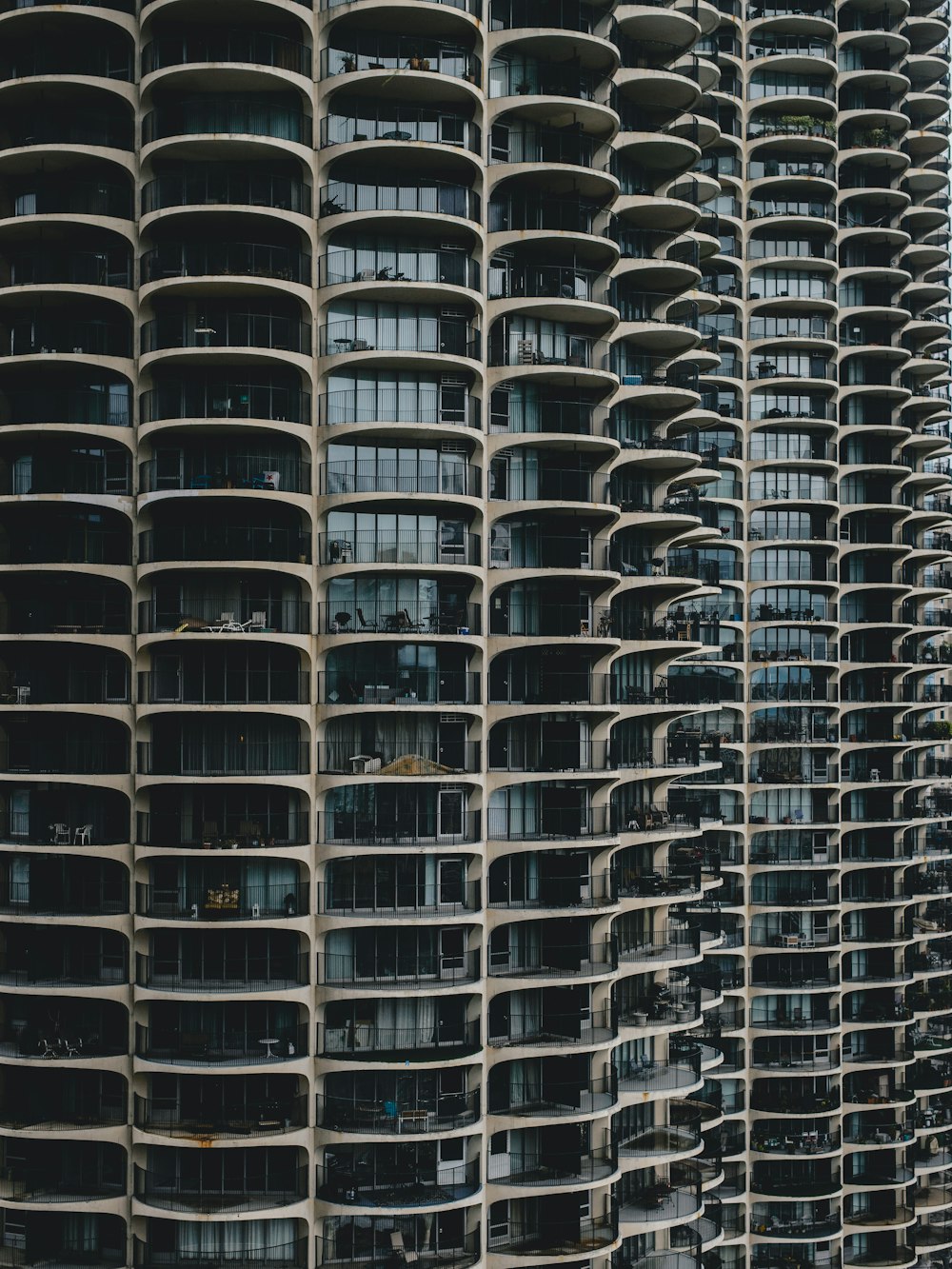 Foto di grattacielo grigio durante il giorno