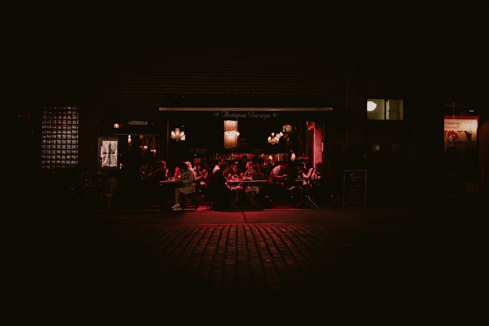 レストランでのグループの人々の暗い写真