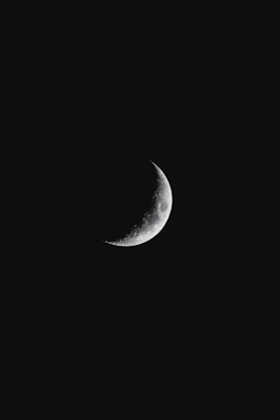 astrophotography,how to photograph closeup photography of crescent moon