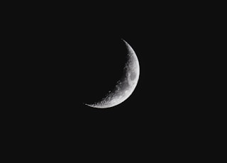 closeup photography of crescent moon