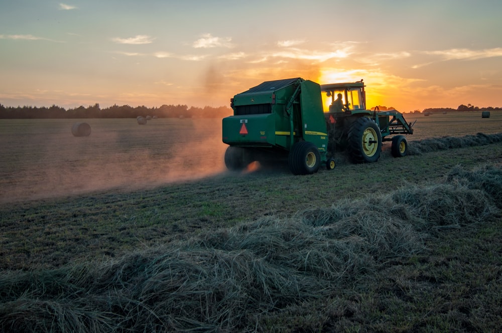 Equipamento pesado da fazenda verde no campo verde