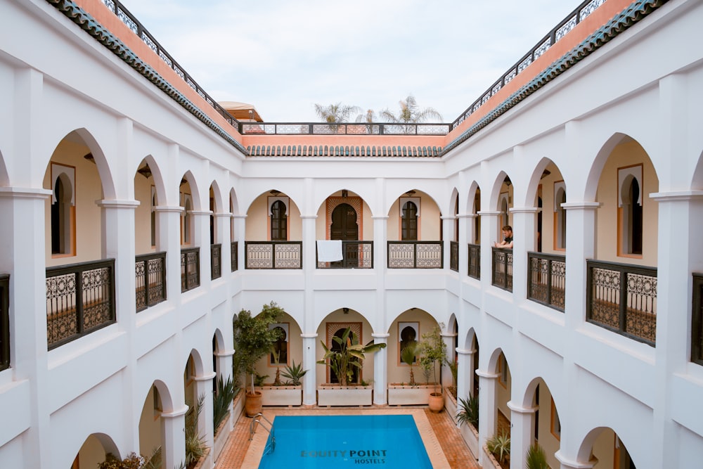 piscina al centro dell'edificio a 2 piani