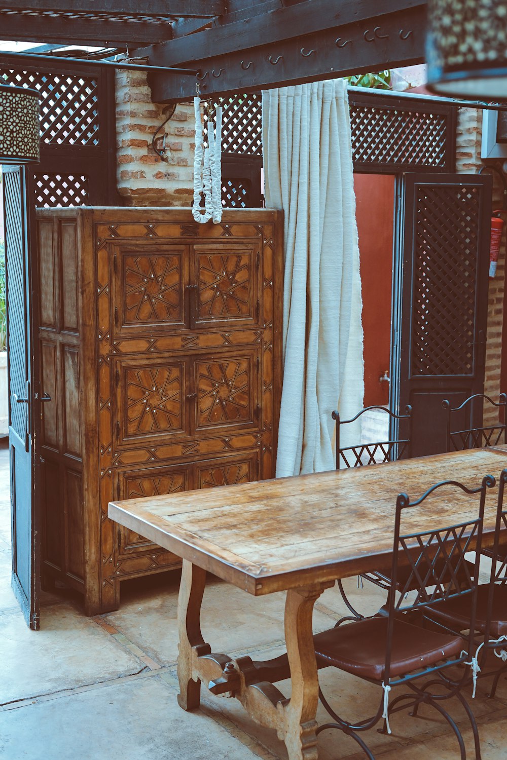 rechteckiger brauner Holztisch mit Stühlen