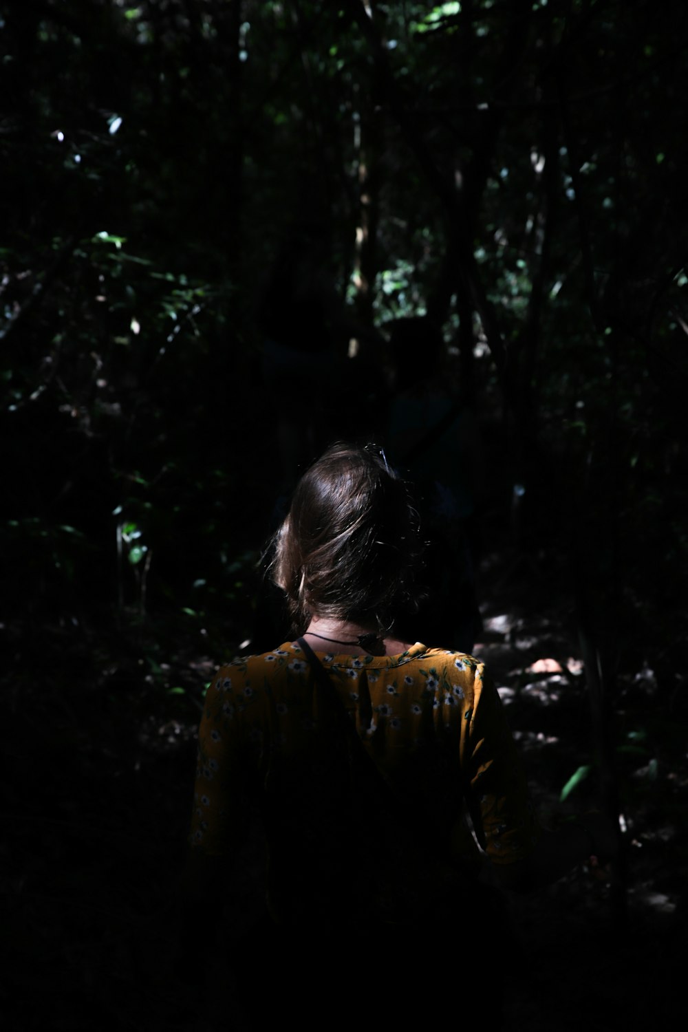 donna in piedi sulla foresta