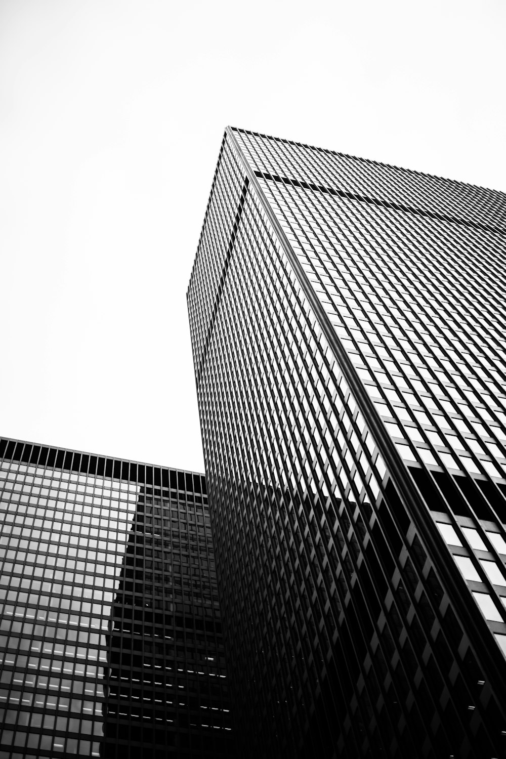 Foto en escala de grises de un edificio de vidrio