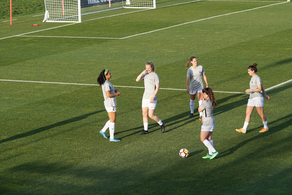 femmes jouant au football pendant la journée