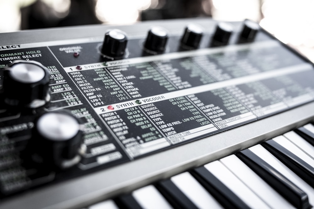 shallow focus photo of electronic keyboard