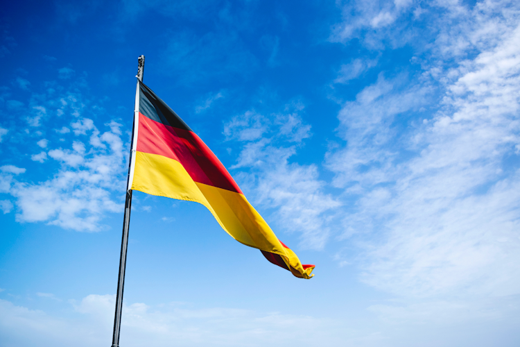 Photographie d'un drapeau allemand sur fond de ciel bleu