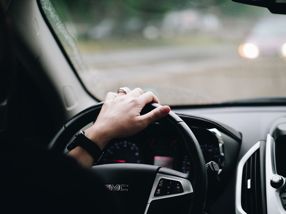 Person, die ein GMC-Fahrzeug fährt