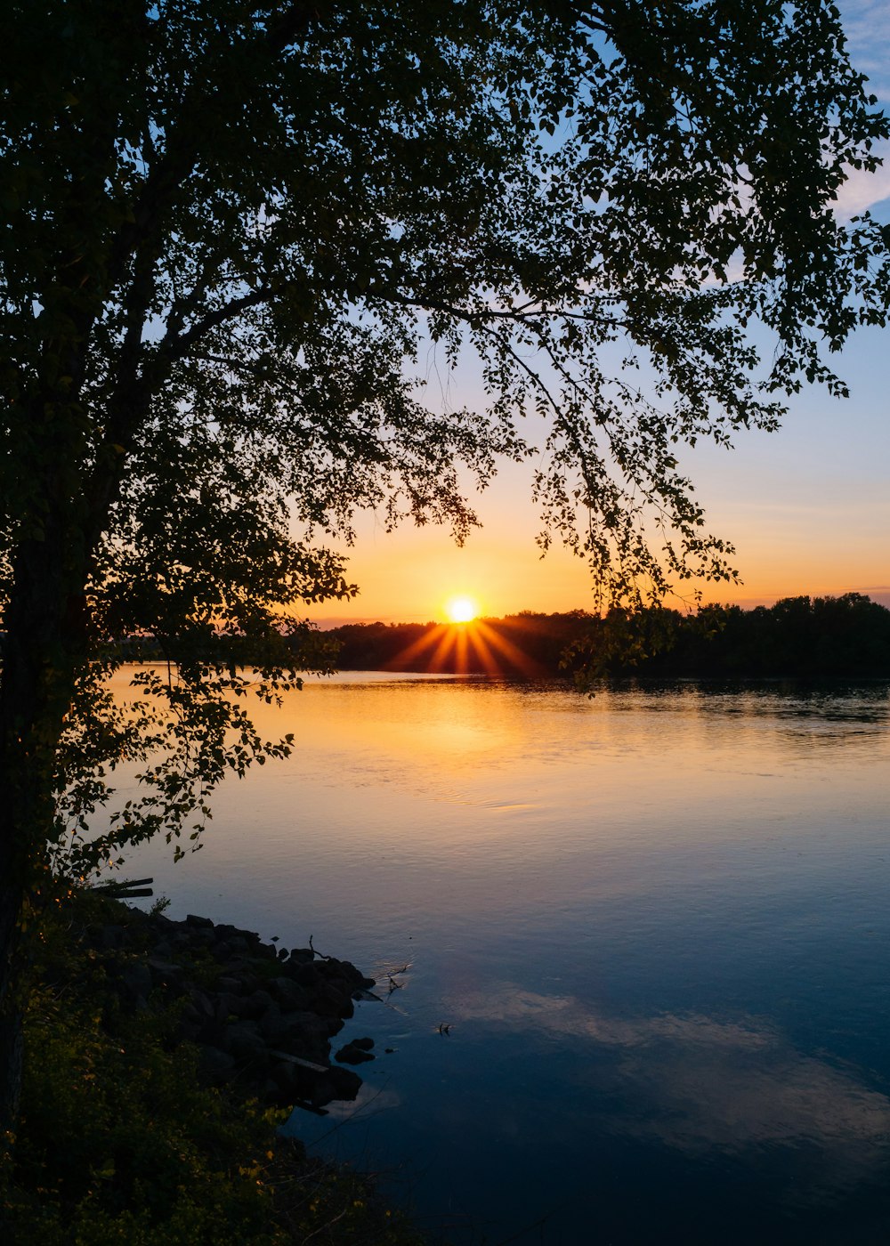 Plan d’eau calme pendant l’heure dorée