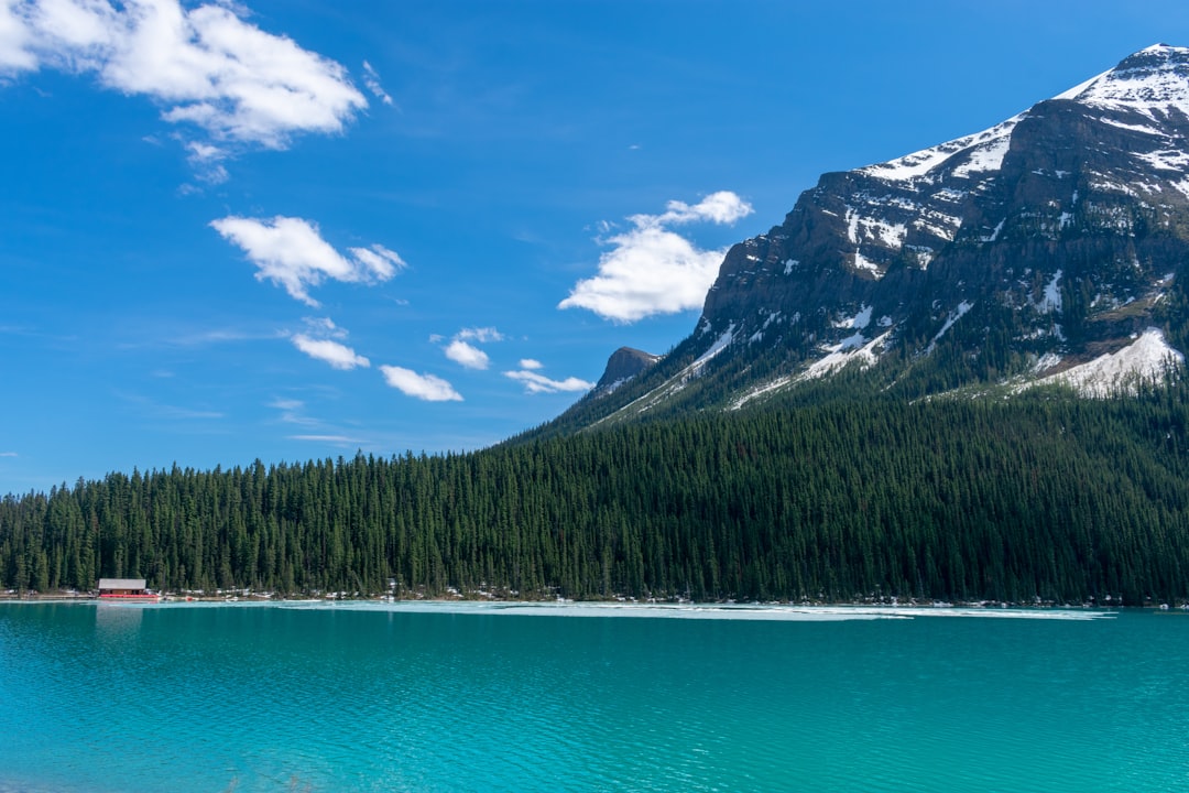travelers stories about Glacial lake in Fairmont Chateau Lake Louise, Canada
