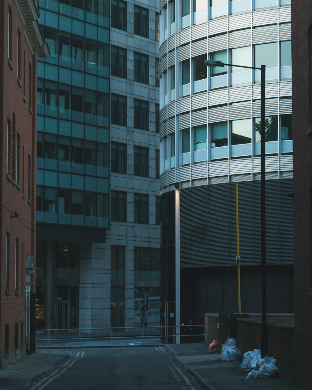 Photo en contre-plongée d’un bâtiment en béton pendant la journée