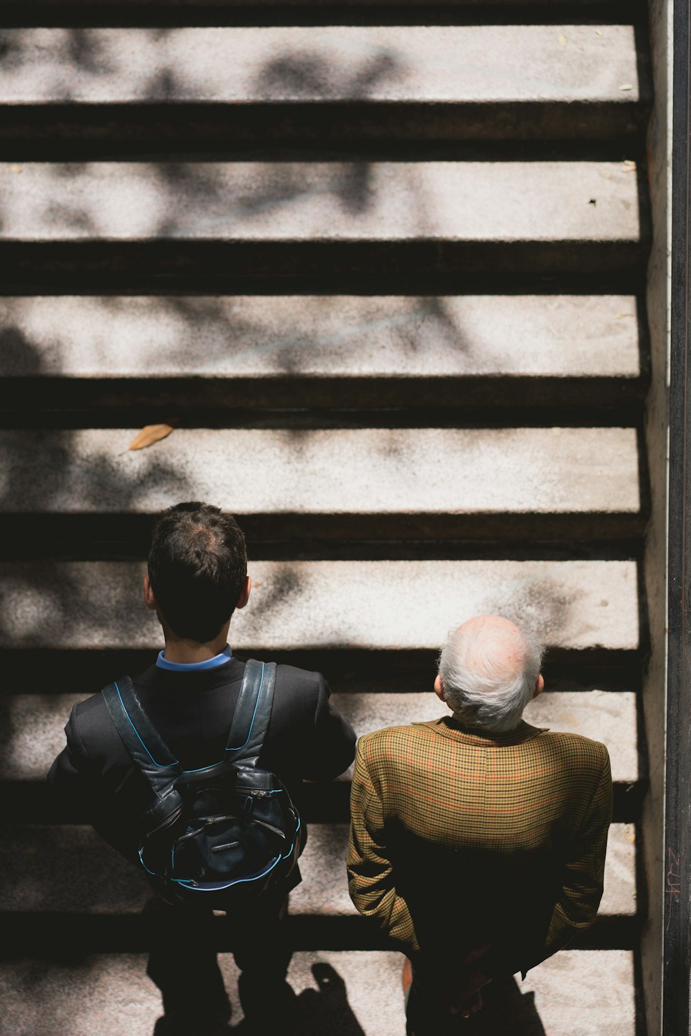 homens andando em escadas