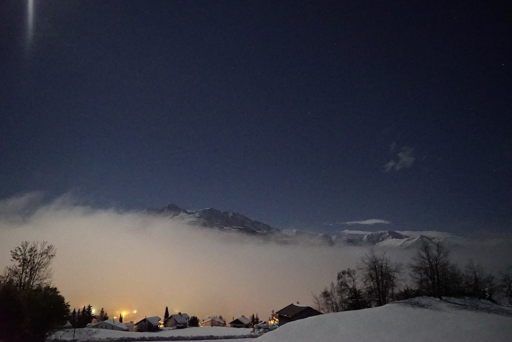 Schneebedeckte Berge und Häuser