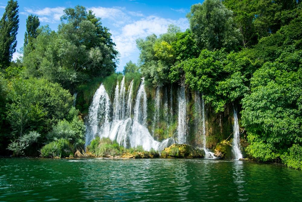 Wasserfälle umgeben von Bäumen