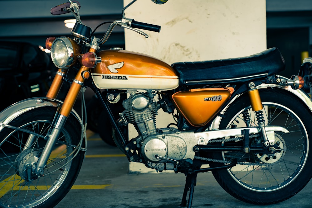 motocicleta estándar Honda naranja y negra