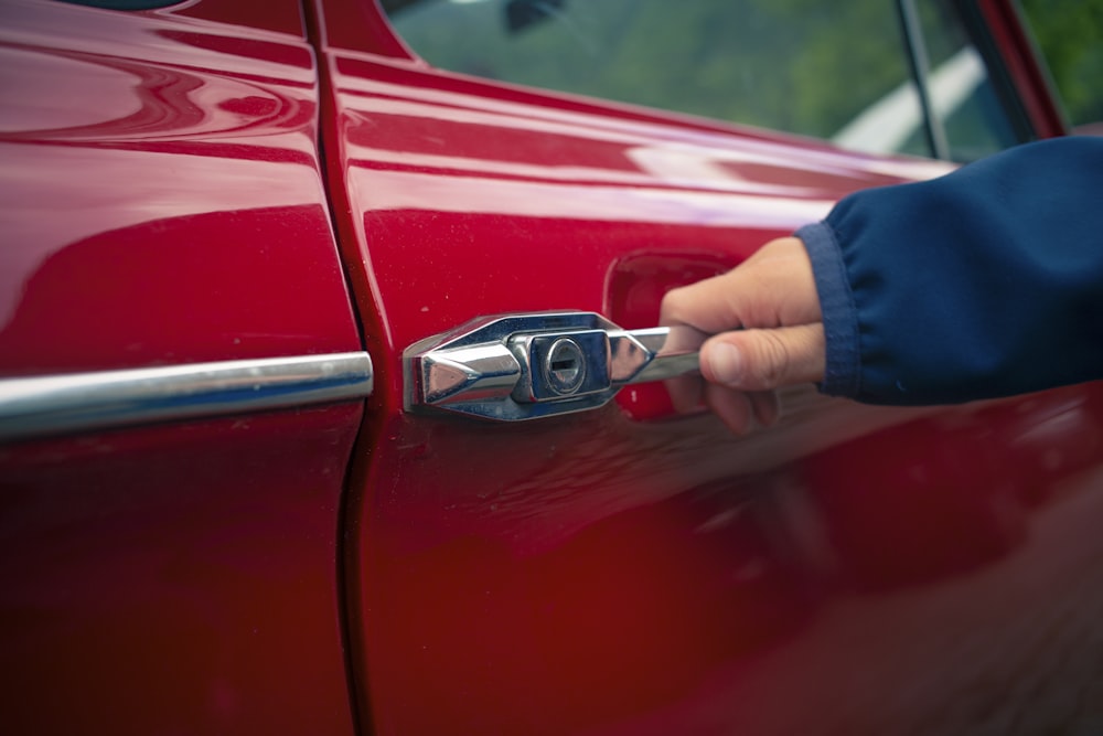 Persona sosteniendo la puerta del coche