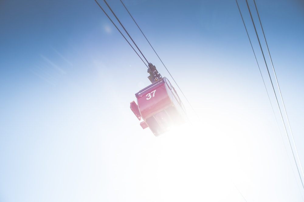 Teleférico rojo bajo cielo despejado